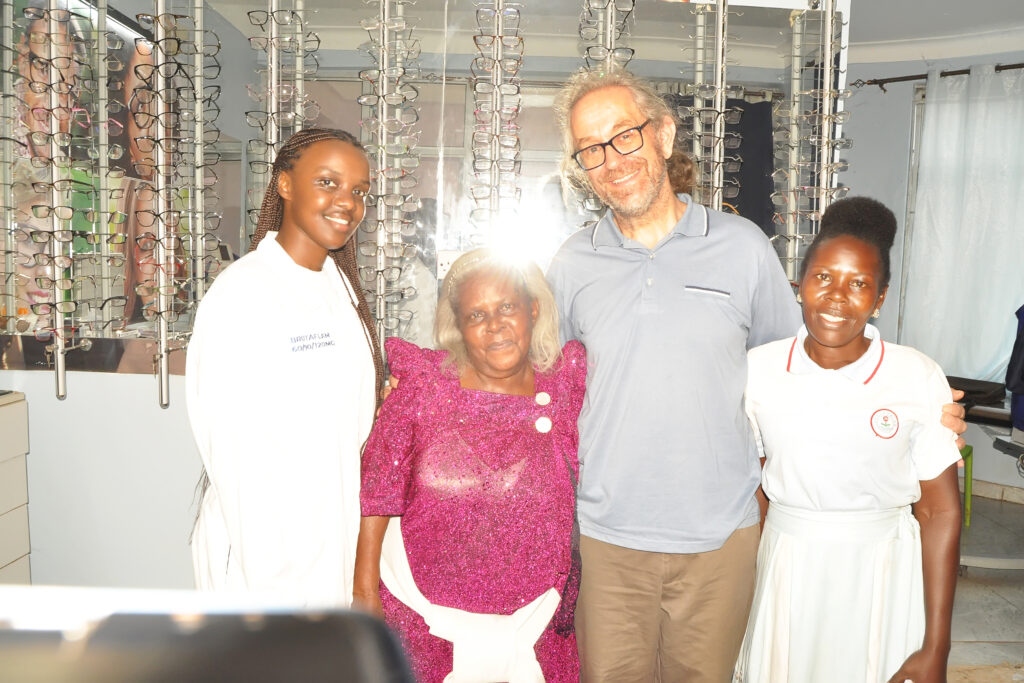 HERONA COMMUNITY HOSPITAL WELCOMES MR RICHARD FIELD -MBE&REPRESENTATIVE IMET2000